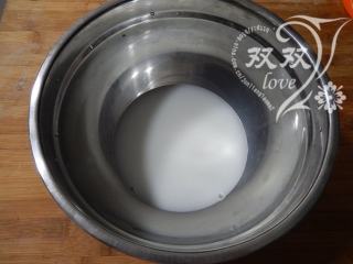 1、炼乳馒头 ,炼乳与清水混合,加入酵母粉,搅匀