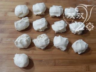 7、炼乳馒头 ,将面团搓长,揪成小面剂