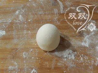 10、炼乳馒头 ,截面朝下放置,双手四指并拢,来回搓,将馒头顶面搓高