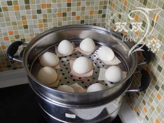 11、炼乳馒头 ,馒头做好,将其码入蒸锅内,底部垫玉米皮