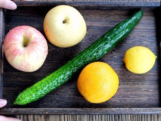 1、三色冰水果汁,准备食材