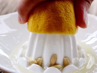 3、三色冰水果汁,挤压出汁水