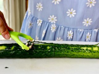 4、三色冰水果汁,黄瓜刨去外皮,切掉头和尾