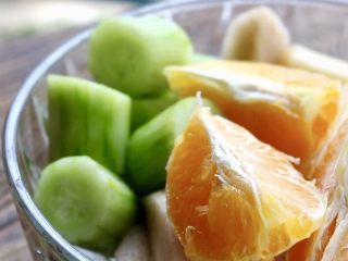 9、三色冰水果汁,橙子剥去外皮,切块