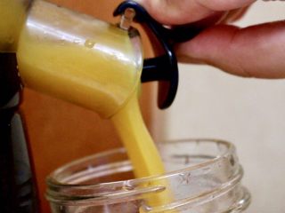 11、三色冰水果汁,橙汁装入杯子里,放入冰箱速冻6小时候以上