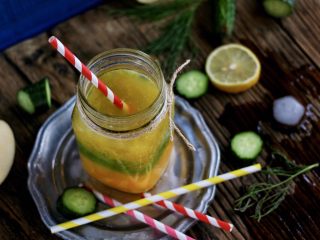 13、三色冰水果汁,榨汁机洗干净,等到黄瓜汁冻成冰块时,可以榨苹果和梨子,这两种水果容易氧化,一边榨一边放入柠檬汁,可以防止变色。最后,三种水果汁都在一个杯中,放在室内,让黄瓜汁稍有融化,插入吸管,就可以啦