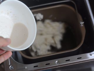 4、无肉不欢+灌汤生煎包,将酵母用少许温水调匀后加入面包桶里