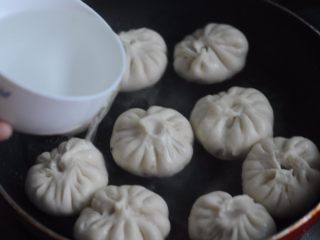 12、无肉不欢+灌汤生煎包,淋入没过包子一半的水
