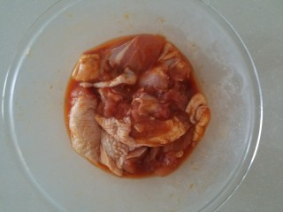 4、烤肉饭,半袋烤肉料倒入鸡肉中，少加点清水后给鸡肉做按摩，为的是让鸡肉更好的入味，然后放入冰箱冷藏一小时，我是头天晚上煨好，第二天早上吃，这样更入味。