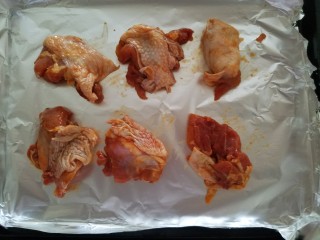 5、烤肉饭,烤盘垫上锡纸，烤箱预热200度，中层烤30分钟，中间翻一次面。