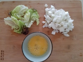 6、烤肉饭,肉在烤箱里的时候正好做炒饭，元葱切丁，鸡蛋打散，生菜叶切碎。