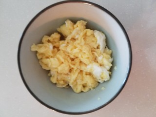 7、烤肉饭,先把鸡蛋炒熟备用