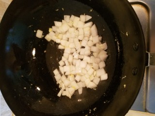 8、烤肉饭,热锅凉油下元葱翻炒