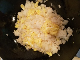 9、烤肉饭,元葱变软放米饭，加盐、五香粉和鸡精，最后加入事先炒好的鸡蛋，炒匀出锅。