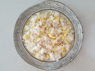 12、烤肉饭,炒饭平铺在盘子上