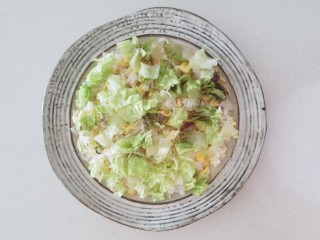 13、烤肉饭,撒上生菜碎