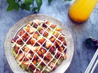 15、烤肉饭,最后交叉着挤上沙拉酱就可以吃了，沙拉酱很提味。