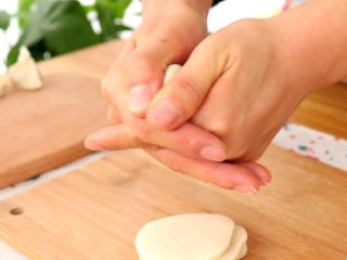 7、家常饺子,利用双手的虎口和手指，捏紧饺子的边缘