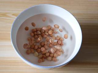 2、花生牛奶,花生放在水中浸泡一小时；