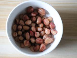 3、花生牛奶,放入无油的锅中煮沸后继续煮20分钟，然后捞出；