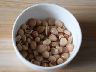 4、花生牛奶,去掉花生衣；