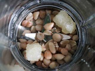 5、花生牛奶,将花生仁、冰糖全部倒进破壁机搅拌杯里;