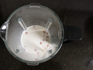 6、花生牛奶,倒入纯牛奶；