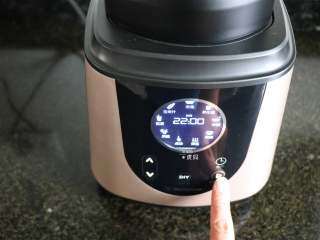 9、花生牛奶,按开始键，破壁机开始工作;