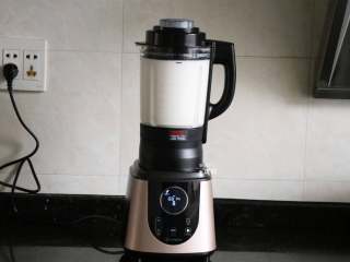 11、花生牛奶,距离程序结束大约剩余5分钟左右的时候破壁机开始搅打，一开始是3档速度，然后剩余3分钟左右的时候是8档速度；