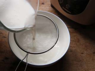 12、花生牛奶,程序结束后拔掉电源，倒出就可以喝了，看，滤网上几乎无渣，可见口感多细腻；