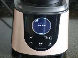 10、花生牛奶,此时处于加热状态，显示屏上没有倒计时时间显示的，显示的是跑马灯；