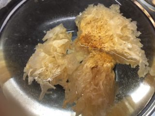 1、养颜莲蓉雪耳蜜饮,干雪耳用水泡1小时