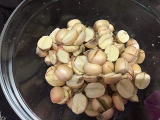 4、养颜莲蓉雪耳蜜饮,莲子去壳去心