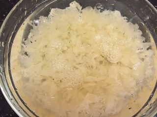6、养颜莲蓉雪耳蜜饮,再用食用水再泡半小时捞起沥干水备用