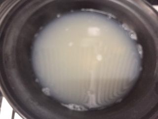 9、养颜莲蓉雪耳蜜饮,煮好后莲子捞起，锅里的水不要倒掉