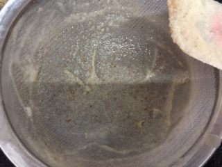 12、养颜莲蓉雪耳蜜饮,过滤一下，把黑色的莲子衣滤掉