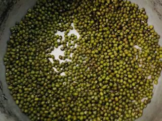 1、清爽绿豆粥,准备绿豆。