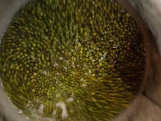 2、清爽绿豆粥,用水冲洗干净备用。