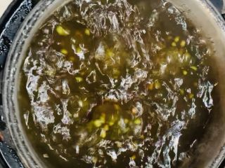 6、清爽绿豆粥,豆子都裂开咯就是可以的了。