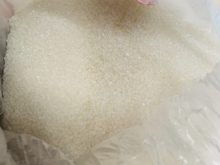 8、清爽绿豆粥,加入白糖。