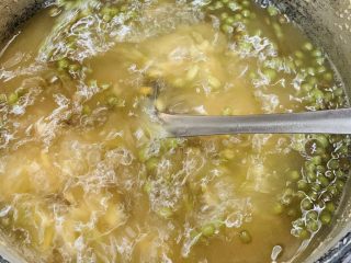 9、清爽绿豆粥,搅拌均匀。