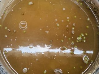 12、清爽绿豆粥,倒出碗里就可以啦。