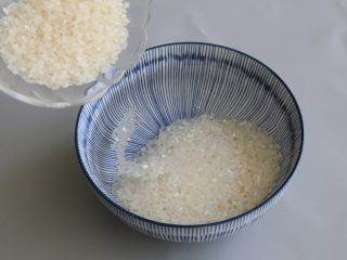 2、日式蛋包饭,大米洗净，上锅蒸熟。