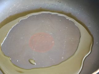 4、日式蛋包饭,平底锅放油。