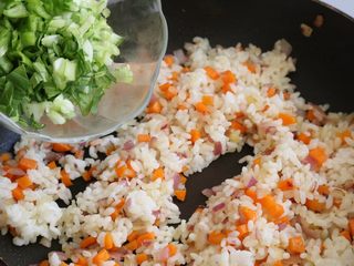 8、日式蛋包饭,放入青菜、青椒丁。
