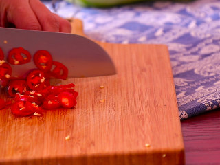 2、葫芦瓜炒肉,红椒切成小细圈