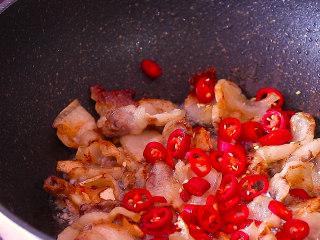 7、葫芦瓜炒肉,放入红椒翻炒均匀