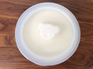 5、自制酸奶,把盖子盖好。