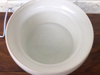 6、自制酸奶,酸奶机里倒入少许水