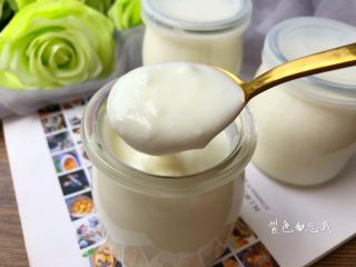 8、自制酸奶,口感醇厚的自制酸奶做好了，放入冰箱冷藏一下，口感更佳，喜欢原味的直接就可以喝了，喜欢水果味的，可以加点水果再喝。